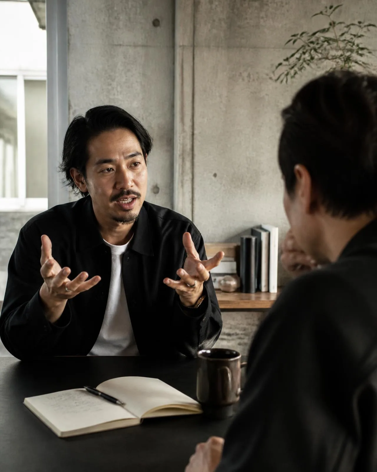 Naksha founder in conversation with a business owner across a table